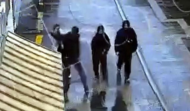 "Birini Bıçaklayacağım" Diye Evden Çıktı, 16 Yaşındaki Çocuğu Bıçakladı