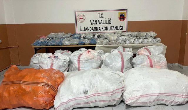 Van Başkale’de kaçakçılık operasyonu: Milyonluk eşya yakalandı