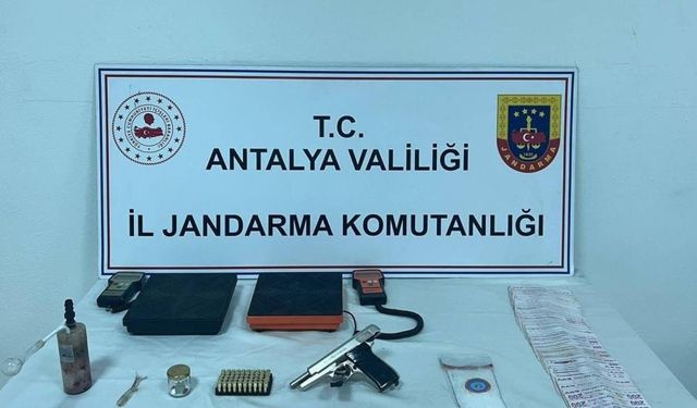 Antalya'da Zehir Tacirlerinin Evine Arama Yapıldı