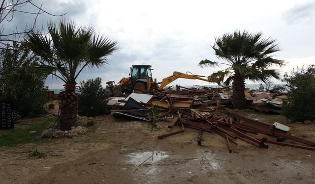 Kültür ve Turizm Bakanlığı Kararıyla Side Büyük Plaj’daki 15 İşletme Yıkıldı