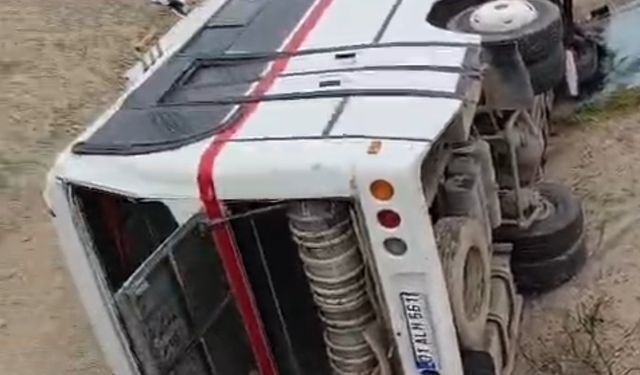 Adanada Tarım İşçilerini Taşıyan Midibüs Kaza Yaptı