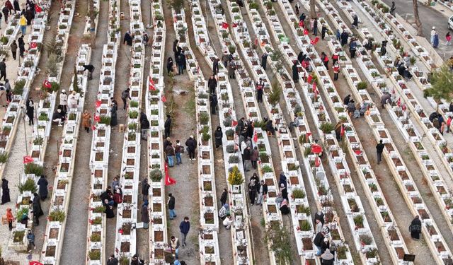 Depremlerin 3. Yılında Vatandaşlar Kaybettikleri Yakınlarının Kabirlerini Ziyaret Ettiler