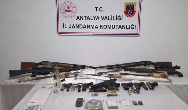 Antalya'da Düzenlenen Operasyonda Uyuşturucu Madde ve Silah Ele Geçirildi
