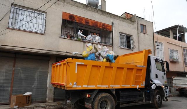 Mersin’de Koku İhbarı Üzerine Temizlenen Evde 115 Bin Lira ve Ruhsatsız  Silah Bulundu