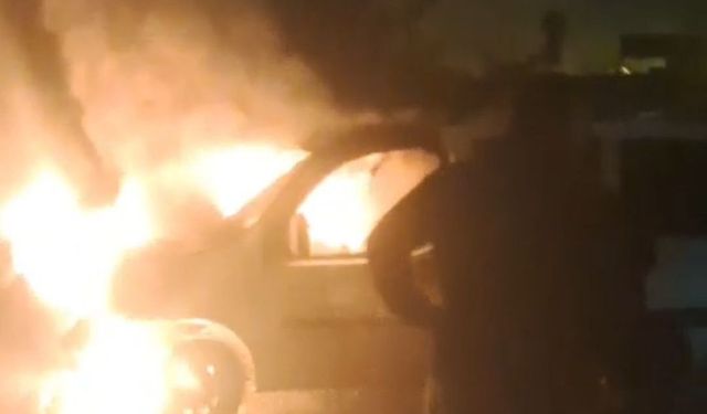 Park Halindeki Otomobil Alev Alev Yandı