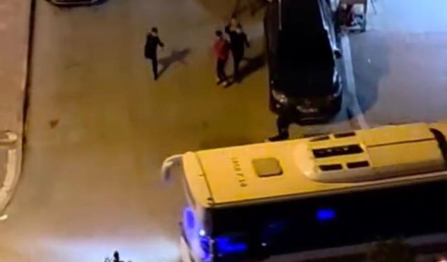 Araçlara turunç fırlattılar