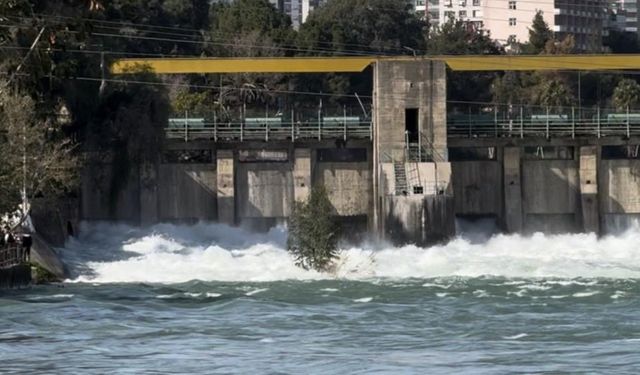Seyhan Barajı'ndan su tahliyesi sürüyor