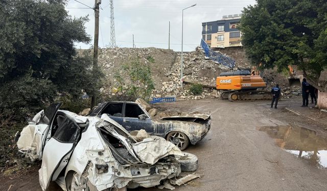 İstinat Duvarı Çöktü: 7 Araç Hurdaya Döndü