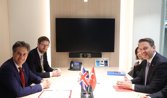 Bakan Bayraktar, Birleşik Krallık Enerji Bakanı Miliband ile Görüştü