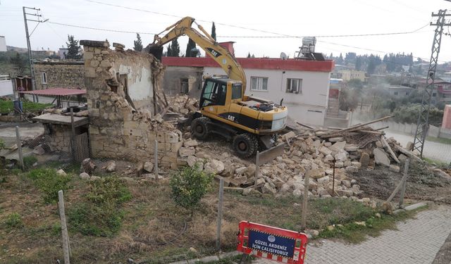 Akdeniz'de Metruk Bina Yıkımı Gerçekleşti