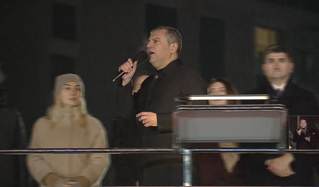 Özgür Özel:Kendi Deyimiyle Vatan Hainliğini İkiye Katlıyor