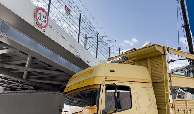 İstanbul'da TIR Tren Hattının Üst Geçide Çarptı