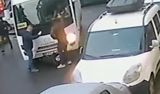 Midibüs Kazası Kameraya Yansıdı: 1 Yaralı