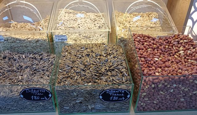 Ramazan sofralarının vazgeçilmezi hurma ve kuruyemişe talep arttı