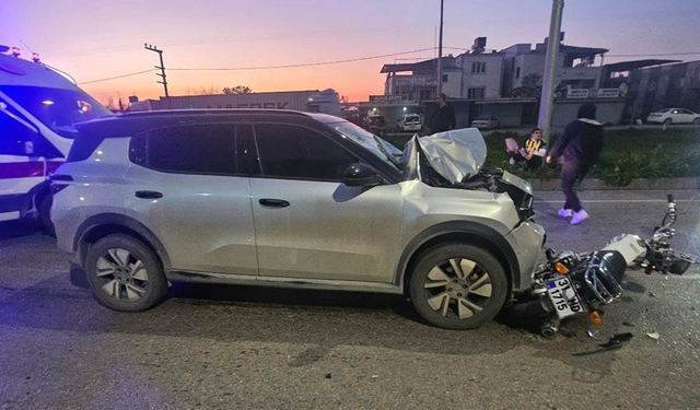 Otomobille çarpışan motosikletteki 2 kişi yaralandı