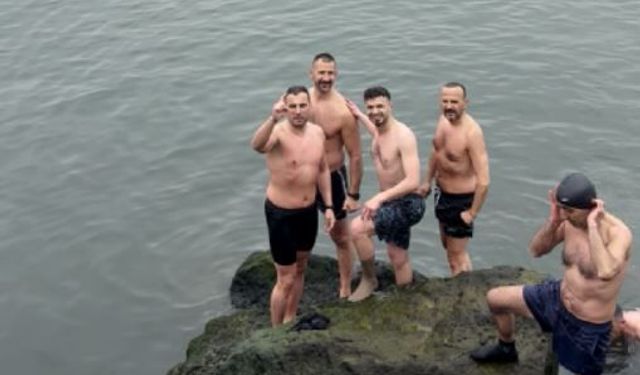 Soğuk havaya aldırmadan denize girdiler