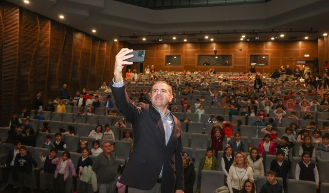 Mezitli’de tiyatroya ve eğitime güçlü destek