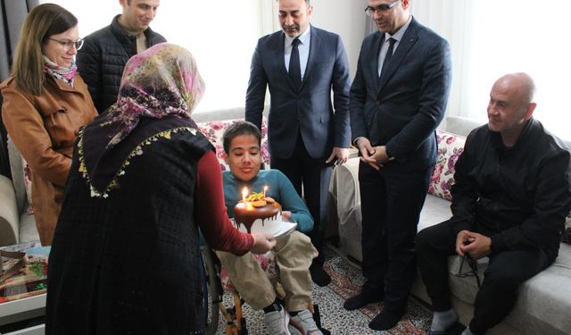 Evde eğitim öğrencisi Nusret Doğan'a sürpriz doğum günü