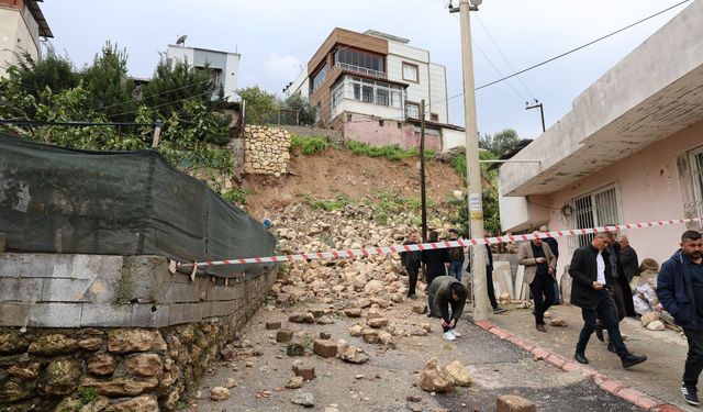 Toroslar ‘da heyelan sonrası yıkılan duvarlar yeniden yapılacak