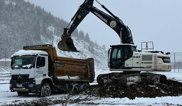 Adana Feke'de yoğun kar mesaisi