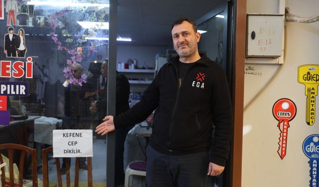 Dükkanına "Kefene cep dikilir" yazısı astı, cimrilerin inadına kaldırmıyor