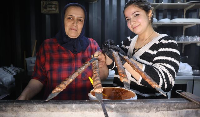 Garson olarak girdiği sekötürde kurduğu kendi işinde kebapçı oldu