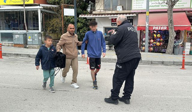 2 genç tanımadığı bir kişi tarafından bıçaklandı