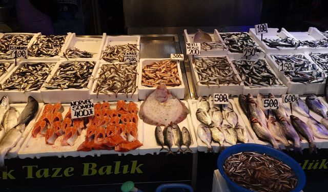 Bayram öncesi balık tezgahlarında çeşit bolluğu