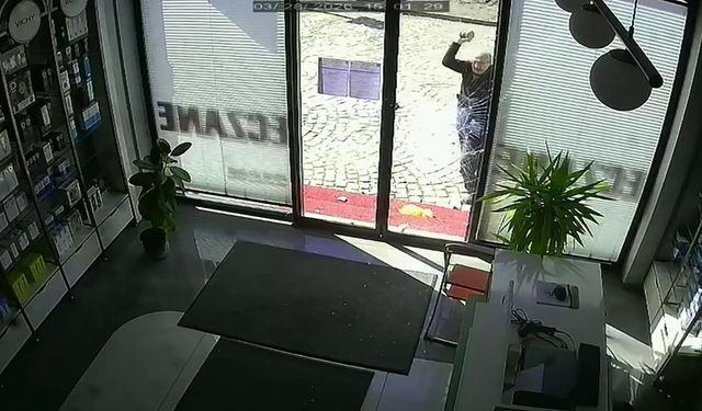 Eczacı, camını kırdığı eczaneyi yakmaya çalıştı