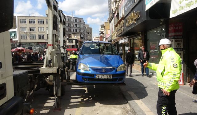 Trafik polisleri hatalı park yapanları affetmiyor
