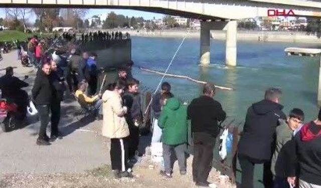 Adana’da sazan avı yasağına rağmen köprüde oltacıların yoğunluğu Galata’yı andırdı