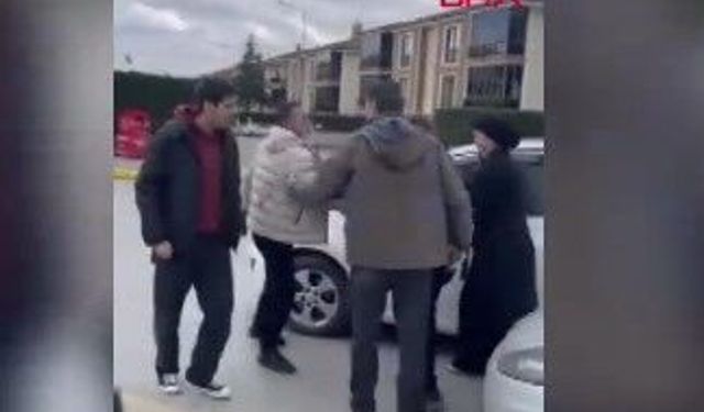 Kavşakta sürücüler arasında tekmeli yumruklu kavga: 2 kişi yaralandı