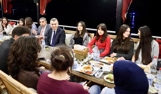 Mersin Valisi Toros öğretmen ve öğrencilerle bir araya geldi