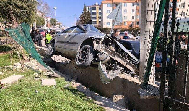 El freni çekilmeyen otomobil, dede ve torunlarını ezdi