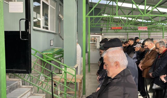 Babası hobi bahçesine gömmüştü cemaat toprağa verdi