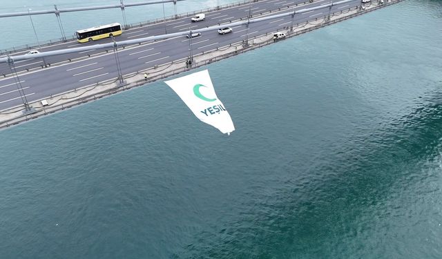 'Yeşilay Haftası' kapsamında FSM Köprüsü'ne Yeşilay bayrağı asıldı