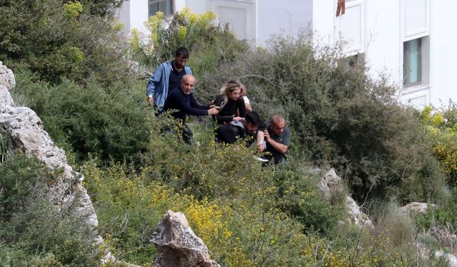 İnşaat işçileri kayalıktan düşen kadını sırtlarında taşıdı