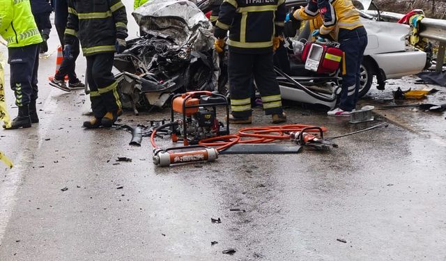 İki araç çarpıştı nişanlı çift kazada can verdi