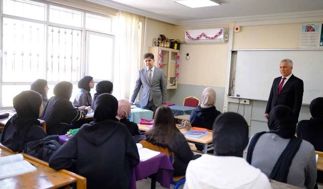 Özdemirci Akdeniz’de okulları gezdi