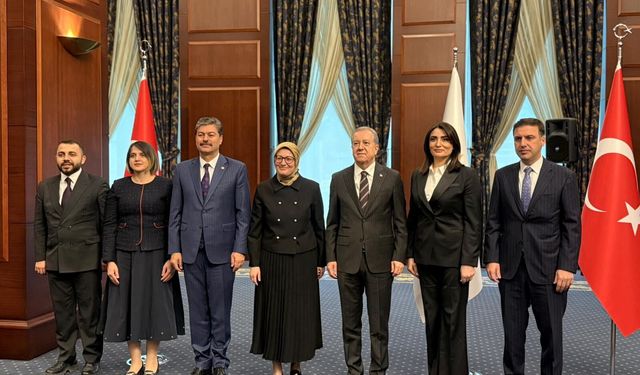 Siyasi partiler bayramlaştı