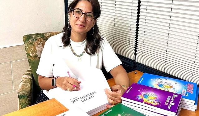 Babasıyla işe giden çocuk mutlu oluyor