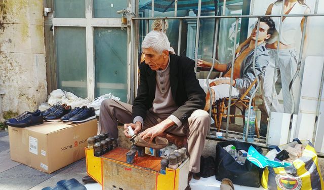 Mersin’de bayram yoğunluğu sokaklara yansıdı: Esnafın mesaisi sürüyor