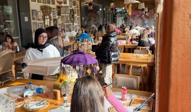 Mersin’de bayramda çocuklar sanat atölyelerinde eğleniyor