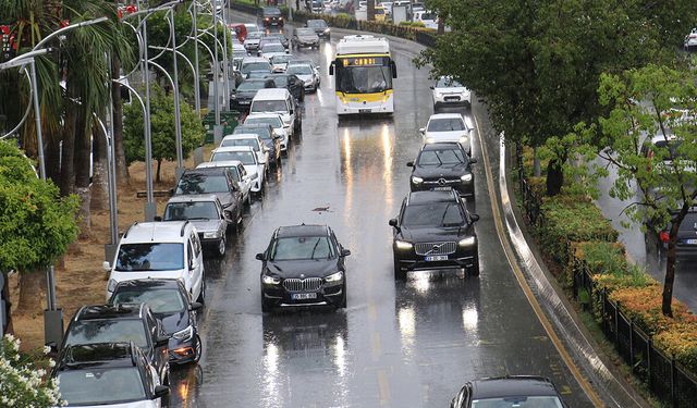 Mersin’de güneşli hafta sonu yerini sağanak yağışa bırakıyor
