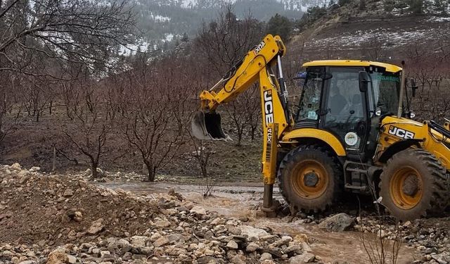 Toroslar'da yol düzenleme çalışmaları devam ediyor