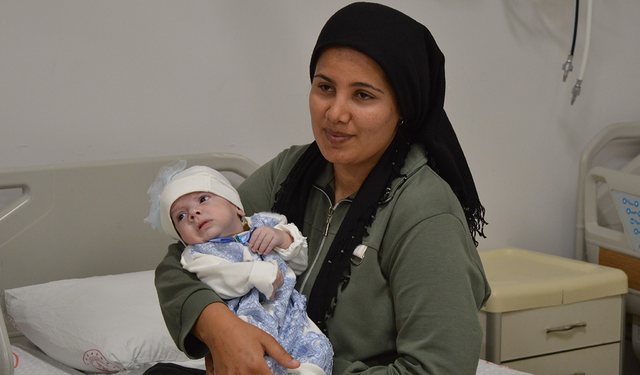 İç organları göğüs kafesinde doğan Reyyan bebek, ameliyatla sağlığına kavuştu