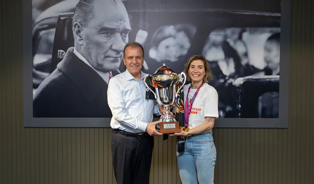 Başkan Seçer, Çimsa ÇBK Mersin takımı ile bir araya geldi
