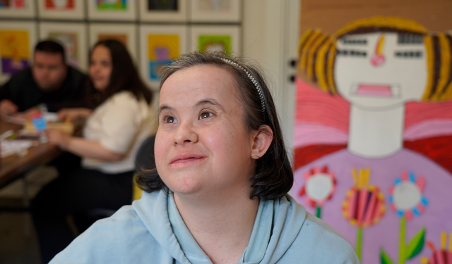 Özel gereksinimli ressam Ayla Sökemen'in mücadelesi "Çocuklar Gibi" belgeseliyle perdeye yansıyor