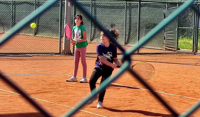 Mersin’de minik raketler korta çıktı