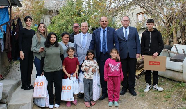 Tarsus’ta anlamlı ziyaret: Öğrencilere bilgisayar ve eğitim desteği